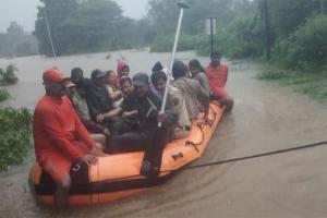 Amidst heavy rains, residents refuse to co-operate in rescue operation
