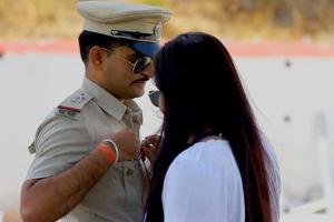 Cop pretends to accept bribe in pre-wedding shoot, served notice