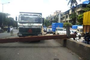Truck knocks down height controlling barrier, causes traffic in Sion