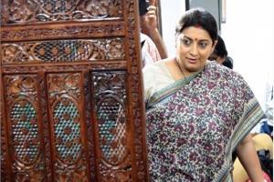 Smriti Irani poses with 'jharokha' and asks fans to guess the song