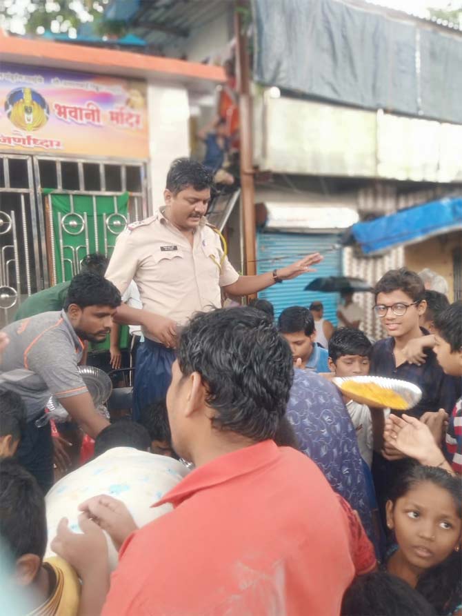 Mumbai Police create an example of humanity by offering food to locals