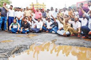 Fed up of potholes, Kalyan residents protest against civic bodies