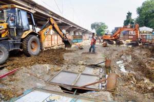 MMRCL starts cleaning choked nullah on WEH after BMC notice