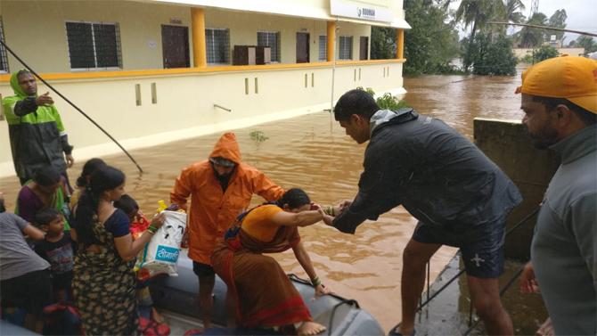Rescue teams of the Navy providing assistance to those affected by heavy rains in Kolhapur and Sangli