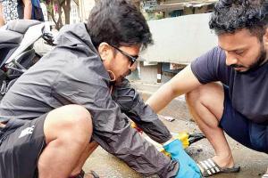 Seven youngsters fill potholes between Dadar-Parel to help authorities
