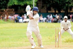 Kanga League: Ravindra Sante proves he's an able batsman!