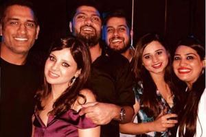 Sakshi Dhoni with MS Dhoni and friends during her 30th birthday party