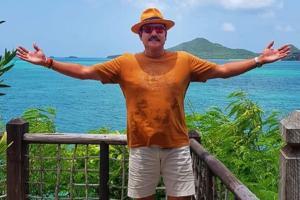 Ravi Shastri posts holiday picture, becomes an internet meme