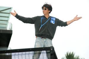 Eid Mubarak: Shah Rukh Khan waves at the fans from Mannat