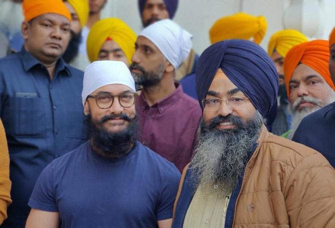 Wearing a white scarf and donning the look of a Sikh, Khan also listened to 'Shabad kirtan'. The holiest of Sikh shrines, Harmandir Sahib is popularly known as the Golden Temple.