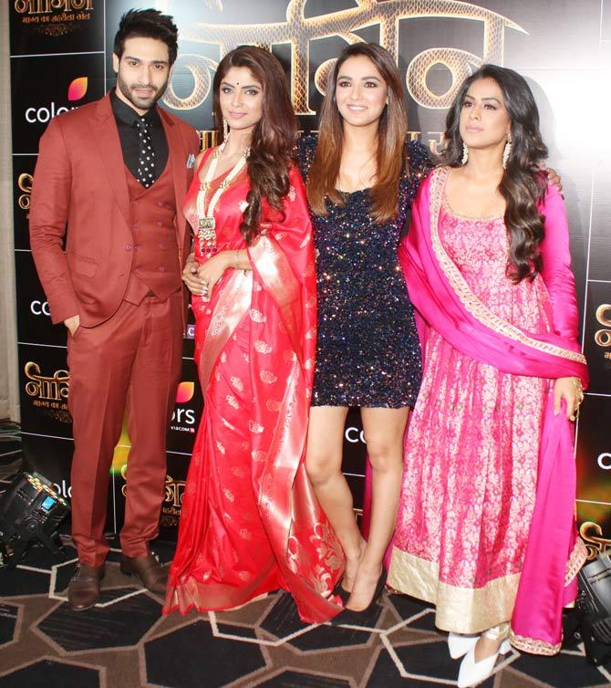 Here comes the power picture, with all the principal characters assembling together for a perfect pose. The excitement and expectations of the viewers are at an all-time high for Naagin 4, and we hope the makers live up to those expectations. 