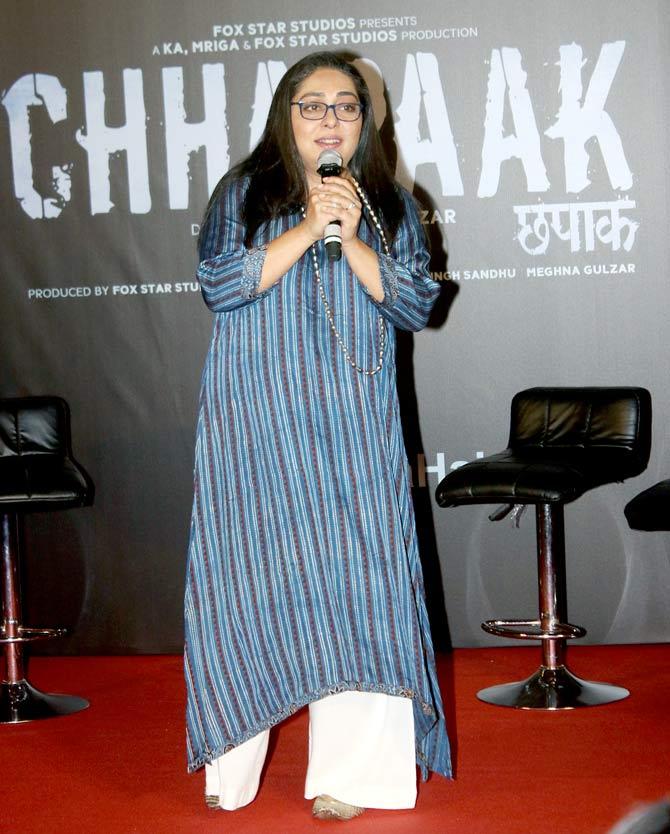 Chhapaak trailer left B-town celebs stunned as it shows the struggles of a real life-acid attack survivor Laxmi Aggarwal. Sister of Kangana Ranaut, Rangoli Chandel, also took to the micro-blogging site to praise Deepika. 