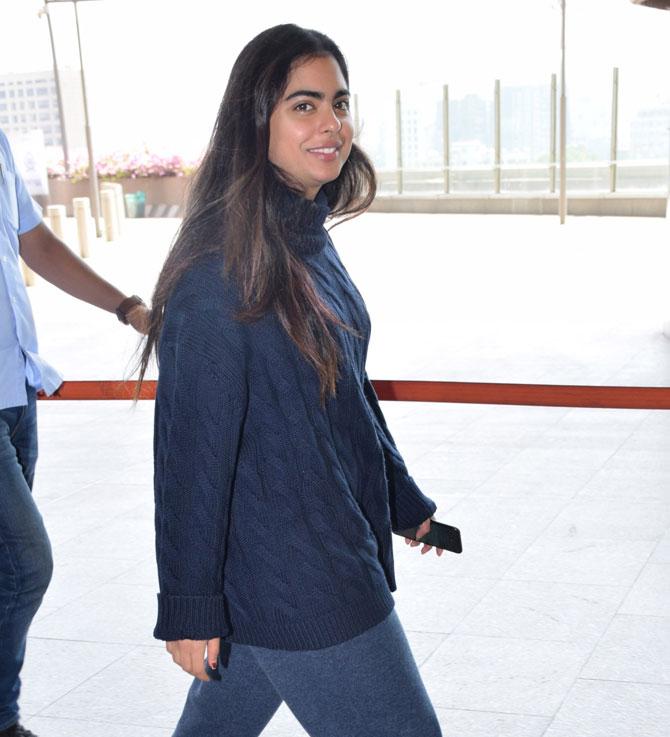 The two lovebirds were once again snapped by the paparazzi in their casual best at the Mumbai airport. For the travel, Isha opted for a casual look as she wore a navy blue pullover with pants and shoes. She completed her look with minimal accessories and left her long tresses open