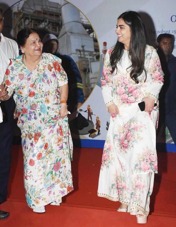 Isha Ambani was once again spotted at her casual best when she graced the 42nd Annual General Meeting (AGM) of Reliance Industries held in south Mumbai. For the meeting, Isha donned a white floral ethnic ensemble and completed her look with diamond studs, nude lipstick, and subtle make-up