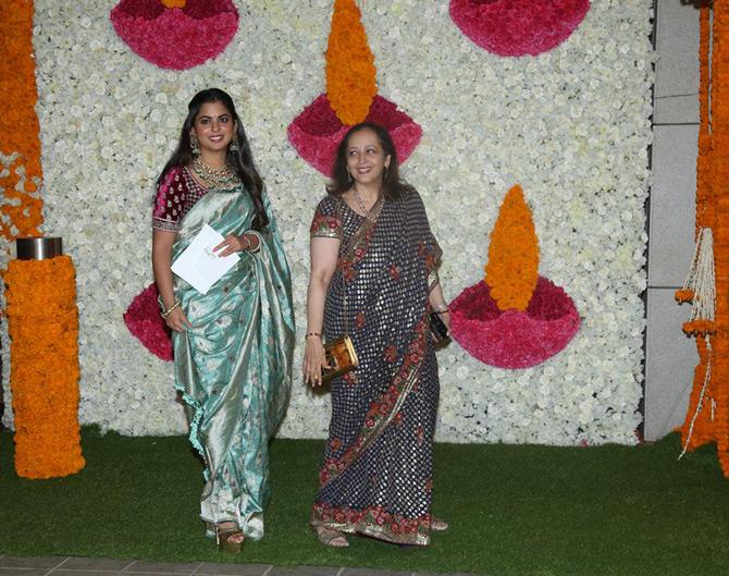 After a small hiatus, Isha Ambani and Anand Piramal were once again spotted at the Ambanis' Diwali bash held at Antilia in South Mumbai. Isha, who arrived with her mother-in-law Swati Piramal, donned a teal green saree with intricate floral motifs and silver zari border and paired her it with a maroon blouse. Isha complemented the look with a gold necklace