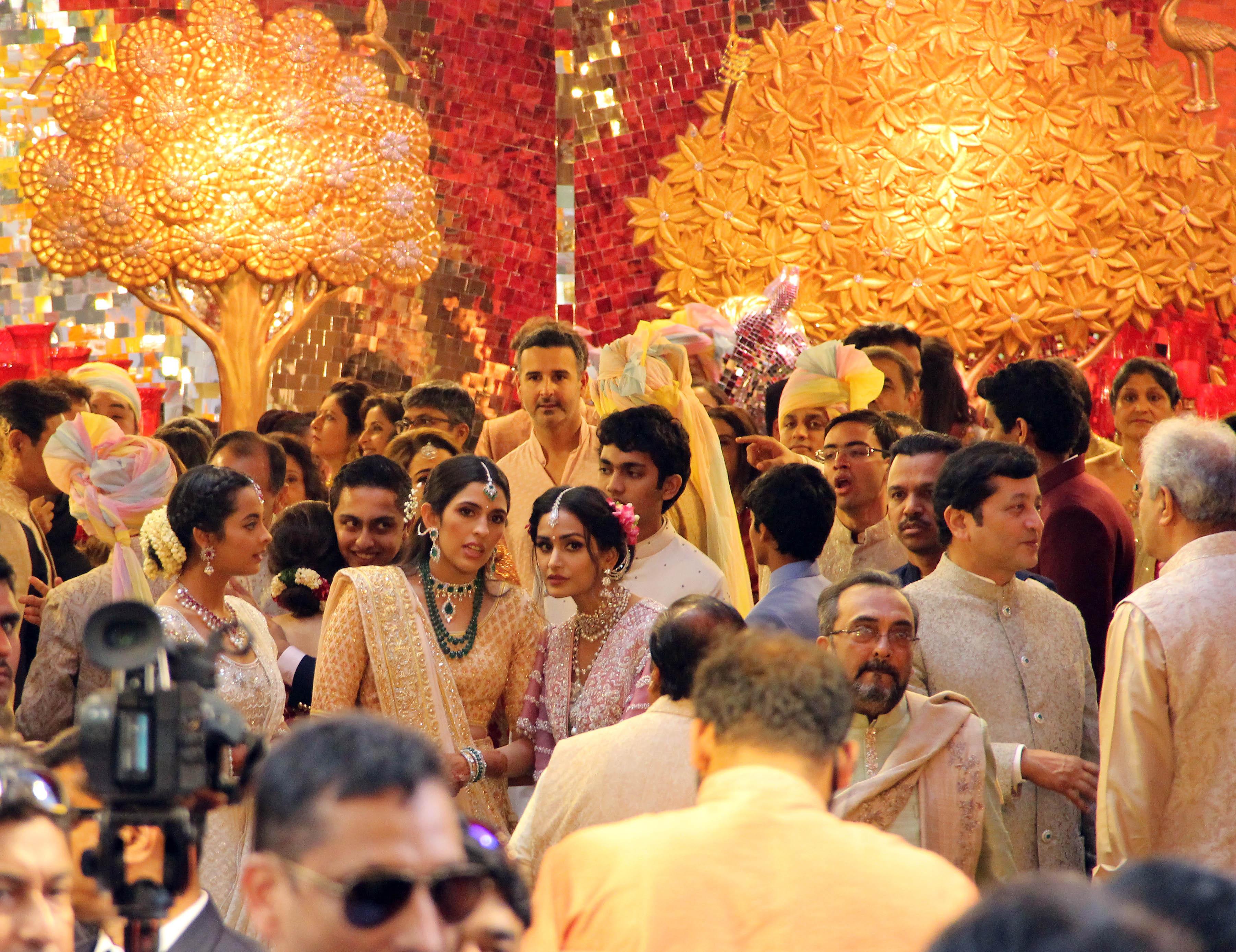 The second reception, the grandest of all was hosted by Mukesh and Nita Ambani for their daughter Isha and son-in-law Anand Piramal at Jio Gardens in BKC. The wedding reception was attended by eminent personalities from politics, Bollywood, Mumbai celebrities and many more.
