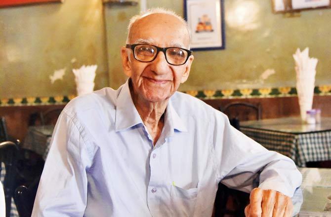 Boman Kohinoor:
Mumbai's Iconic Restaurant Britannia & Co's partner Boman Kohinoor passed away on September 25, 2019, at the age of 97. Kohinoor, who was the senior partner at the legendary Parsi eatery would walk up to every table to confirm if his patrons were enjoying their food or no. He is best remembered from the iconic scene from the film Tezaab (1988) that featured Kohinoor and his equally famous pet rooster at the counter. Kohinoor also had noted celebrities as his guests. One among them was Prince William and Duchess of Cambridge Catherine Middleton who visited Kohinoor during their 2016 visit to the city as part of their India tour.
