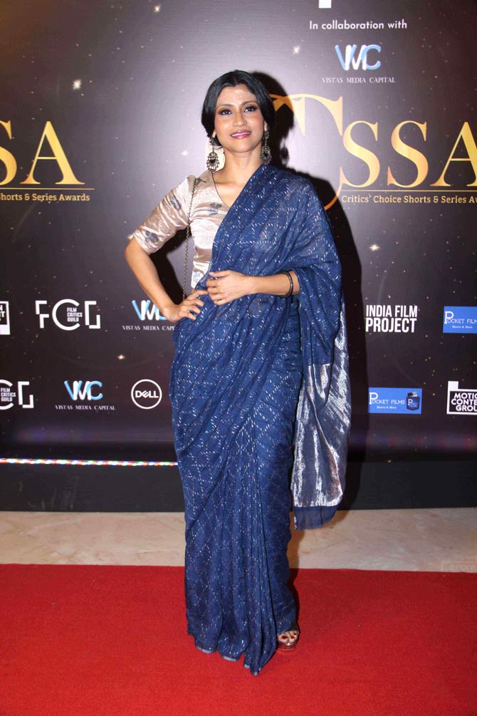 Konkona Sen Sharma was spotted at the awards function in a lovely blue sari which she paired with chandelier earrings. 
