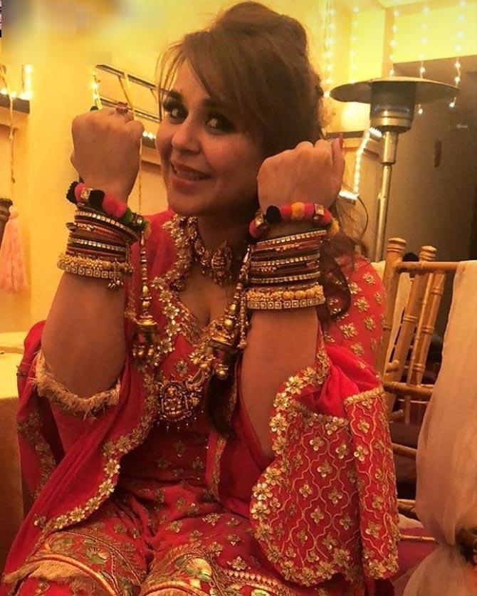 After that, they had a bangle ceremony ritual, in which, the bride-to-be looked happy wearing those colourful bangles, and a pink Punjabi suit.