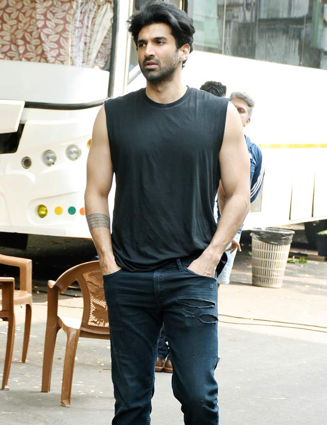 The handsome hunk of Tinsel Town, Aditya Roy Kapur, who gets to romance Disha Patani in Malang, gets papped in a rather casual avatar. We like how Disha was wearing white, and her co-star gets spotted in black.
 