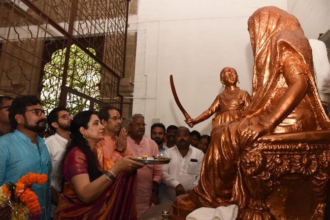 Besides being the first lady of Maharashtra, Rashmi Thackeray is also a keen strategist, anchor, advisor, doting mother, and a successful businesswoman. 