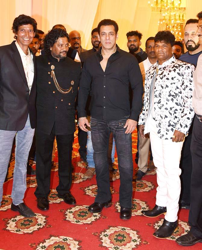 Salman Khan is one celebrity who resides in the hearts of millions of people across the world and is known for his big heart and generous spirit. Him attended the wedding just proves that.