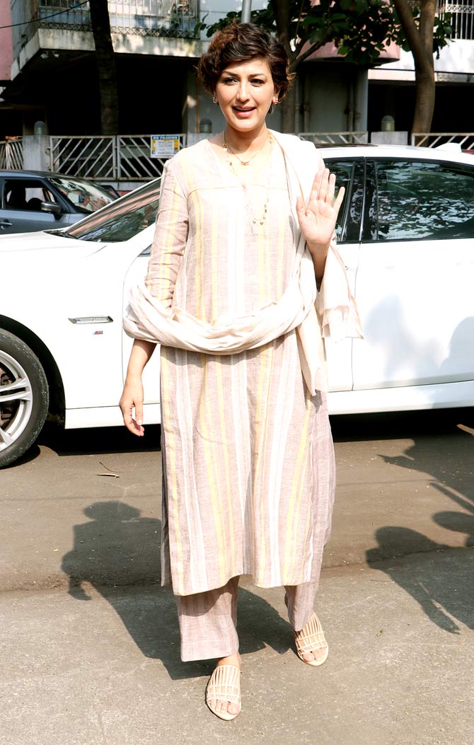 Sonali Bendre shared the news about her cancer diagnosis last year and left all her fans heartbroken. However, she defeated the illness is now back, hale and hearty!