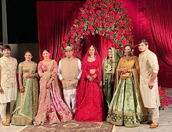 The entire Phogat family pose for a picture on Babita Phogat's wedding day