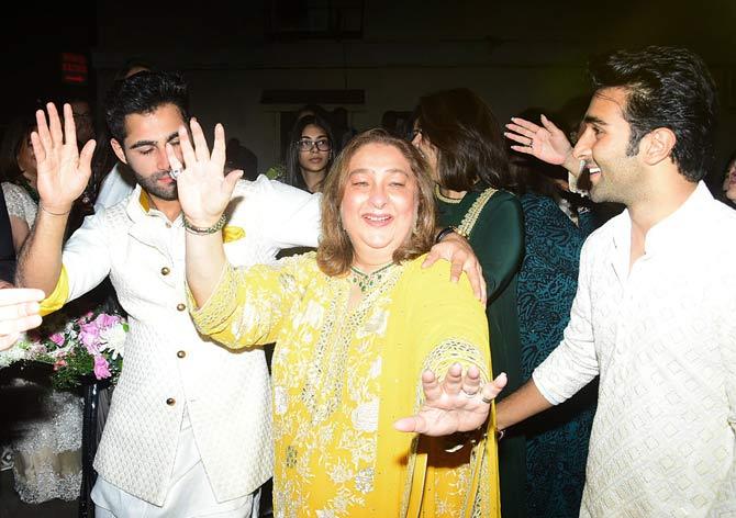 As can be seen in the picture itself, the roka ceremony was a joyous event! Armaan Jain and Aadar Jain danced their hearts out with their mother Rima Jain, daughter of late Raj Kapoor.