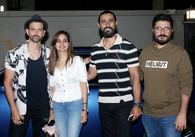 Hrithik Roshan teamed up for a perfect picture with Kunal Kapoor and his wife Naina Bachchan and director Goldie Behl.