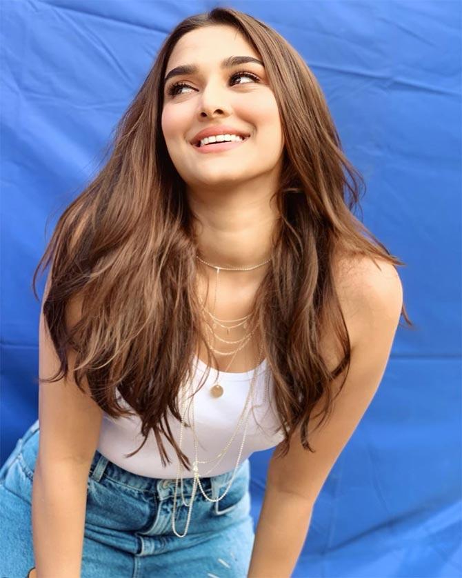 Saiee Manjrekar: Famous actor-filmmaker Mahesh Manjrekar's daughter Saiee stepped into Bollywood with Salman Khan-starrer Dabangg 3. While Mahesh Manjrekar played Sonakshi Sinha's character, Rajjo's father, who passes away in Dabangg, in the third installment of the franchise the newbie plays Khushi, a new addition to the Dabangg team.