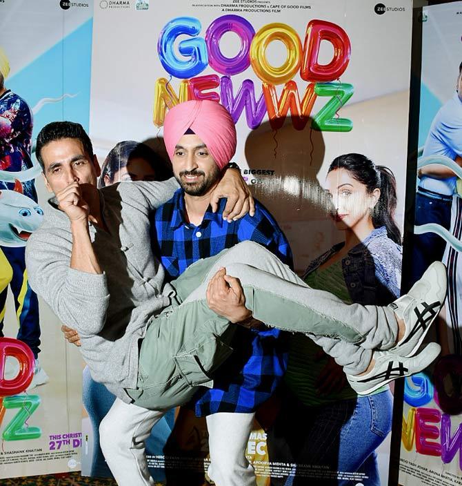 Akshay Kumar along with co-stars Kareena Kapoor Khan, Kaira Advani and Diljit Dosanjh were promoting their upcoming film Good Newwz at a 5-star hotel in Juhu, Mumbai. All pictures/Yogen Shah
In picture: Diljit Dosanjh seen carrying 'baby' Akshay Kumar in his hand as they posed for the photographers.