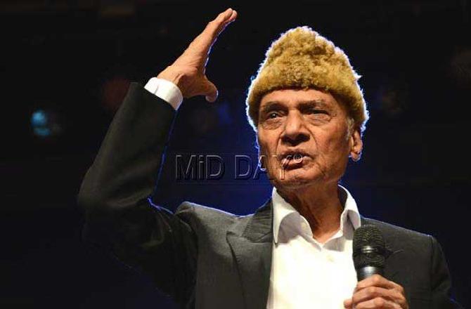 Mohammed Zahur Khayyam Hashmi aka Khayyam, who made us cry with his tunes in Umrao Jaan and Kabhi Kabhie, passed away on August 19, in Mumbai. The veteran music composer was admitted in a hospital in Juhu, Mumbai, and was in a critical condition due to lung infection. Khayyam began his career at a tender age of 17 and earned a permanent place in the Hindi film industry with his melodious music compositions.