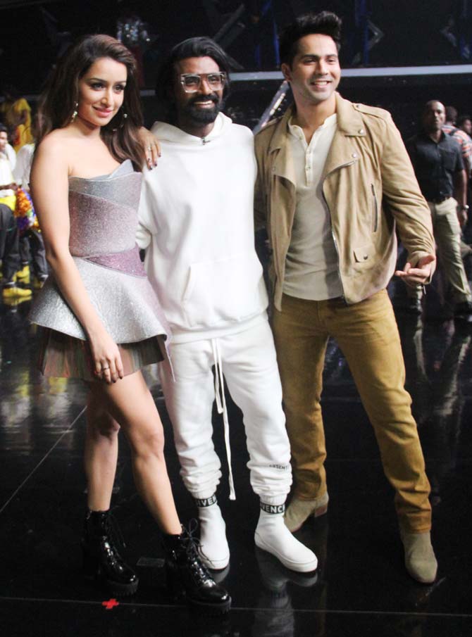 While in the earlier version of ABCD, we saw Varun and Shraddha pairing up in the same team, this time the duo will be seen locking horns with each to win the coveted trophy. While Varun continues to remain in the Indian team, Shraddha plays a Pakistani dancer (Isn't this interesting?). 