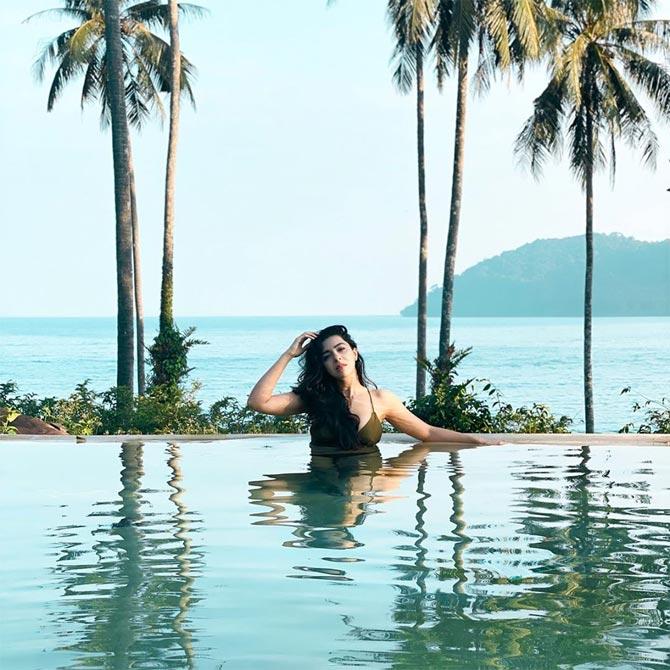 Once again, talking about her experience in Delhi, the artist who seemed to enjoy her time in the pool said, 