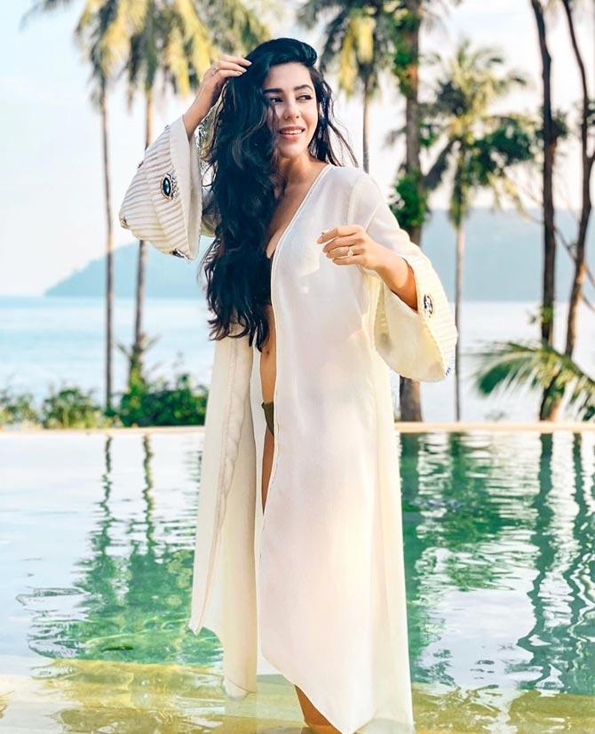 Bahaar is fearless and uses a range of different mediums. Each canvas is brought to life under Bahaar's artistic strokes, which are bold, visceral and dramatic. Each piece of art is unique and her style extremely versatile. After years of practicing law, she has developed an innate sense of storytelling through her works.