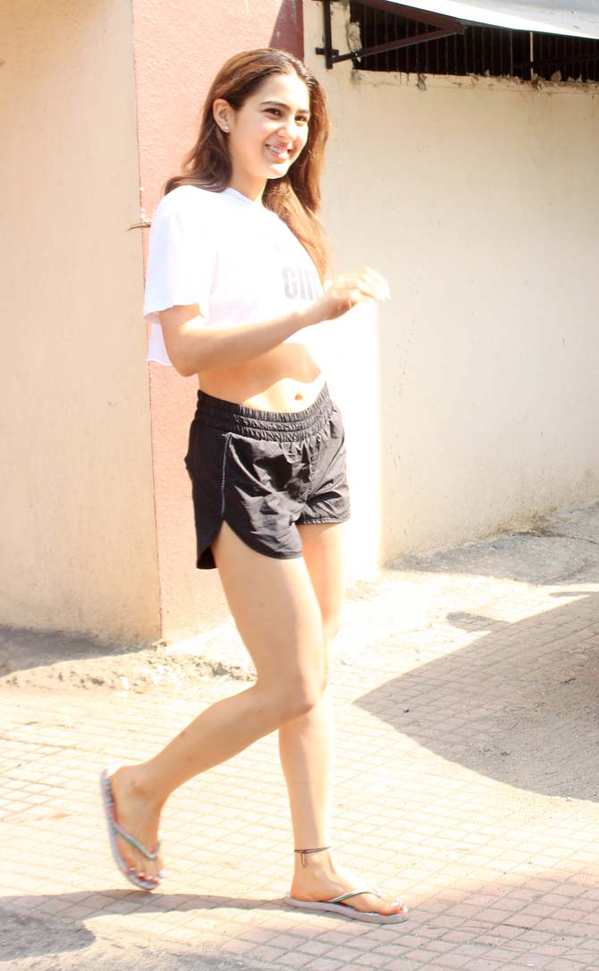 After Malaika, if there is another actress who takes her workout session seriously, it is Sara Ali Khan. The Simmba star was clicked giving out some chic fashion goals in her white crop top with 