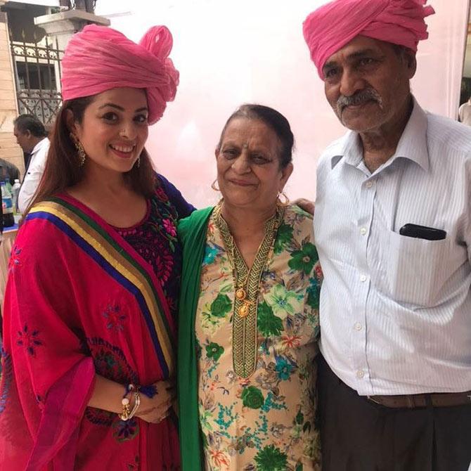 Anjana Sukhani has an older brother and is very close to her family. Anjana Sukhani was seen in the remix video of the song Ghar Jayegi. The actress doesn't come from a film background and still has managed to bag many projects.
Pictured: Anjana Sukhani with her parents