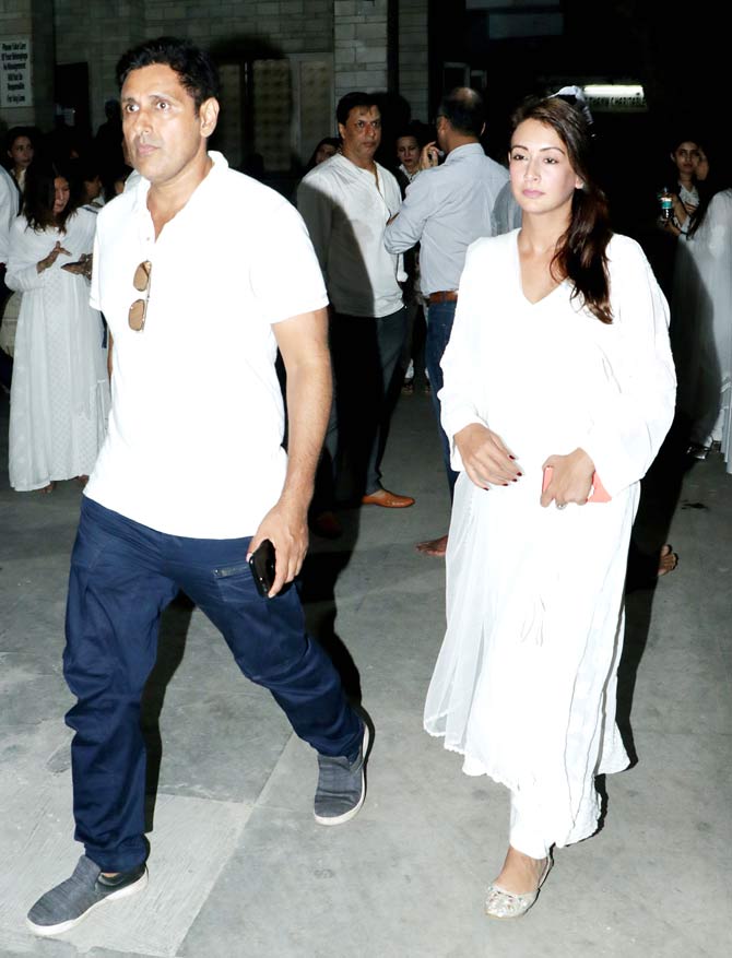 Parvin Dabas and wife Preeti Jhangiani arrive for Dabboo Ratnani's mother Prabha Ratnani's prayer meet at a hall in Khar.