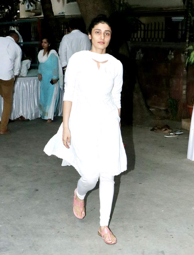 Television actress Ragini Khanna also came in to pay respects to Dabboo Ratnani's mother at the prayer meet.
