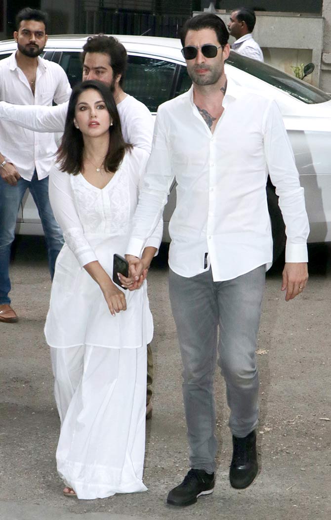 Sunny Leone along with husband Daniel Weber came in to pay their respects and offer their condolences to Dabboo Ratnani and family at the prayer hall in Khar.