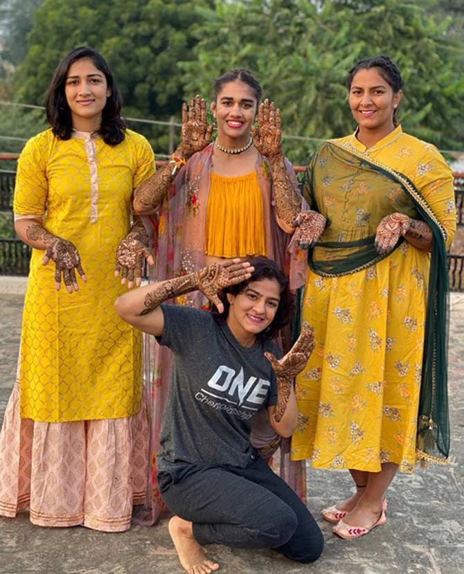 Indian Wrestler Babita Phogat Recently Tied The Knot On December 1 2019 The Phogat Family Had A Ball As They Celebrated Babita Phogat S Mehendi Ceremony As Well As Wedding Reception Phogat Sisters And Brother Were Present Including A Pregnant Babita phogat and vivek suhag, who participated in nach baliye 9, tied the knot on december 1, 2019. indian wrestler babita phogat recently
