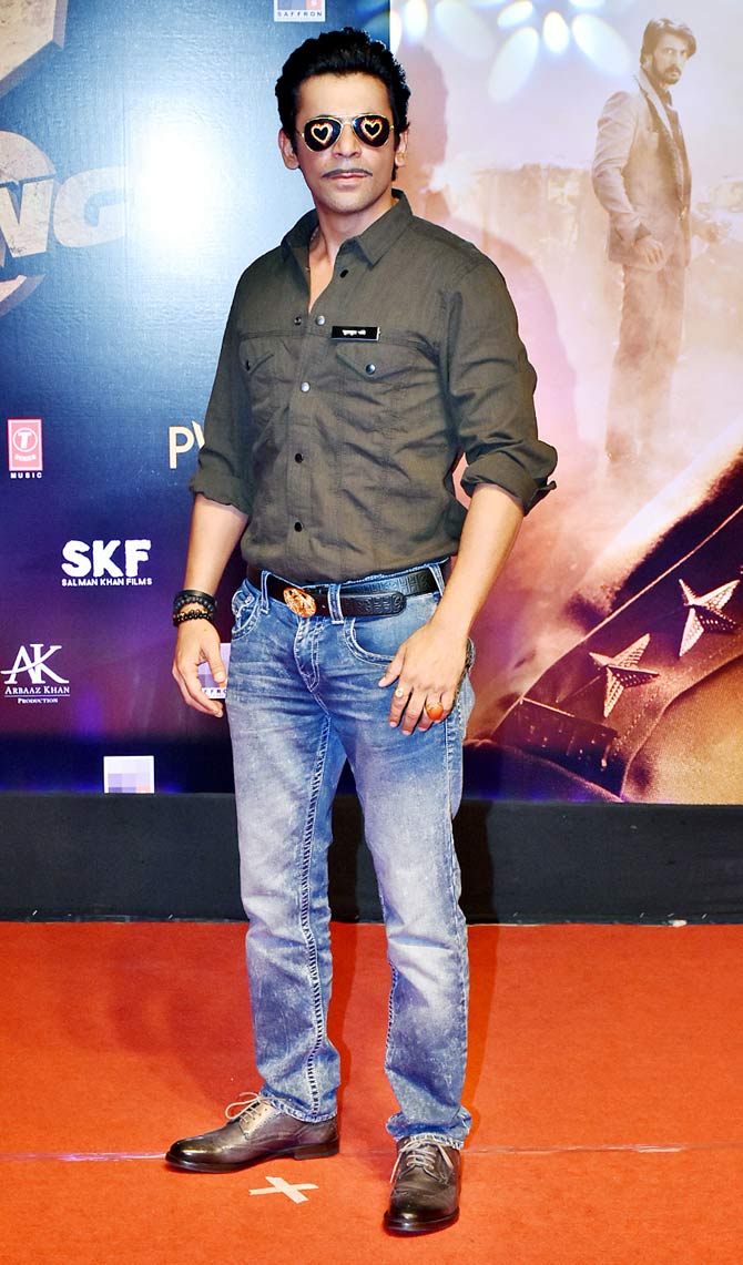 Sunil Grover pulled of Chulbul Pandey sway in the trademark glares as he arrived for the special screening of Dabangg 3. The actor was last seen on the big screen in Salman's Bharat.