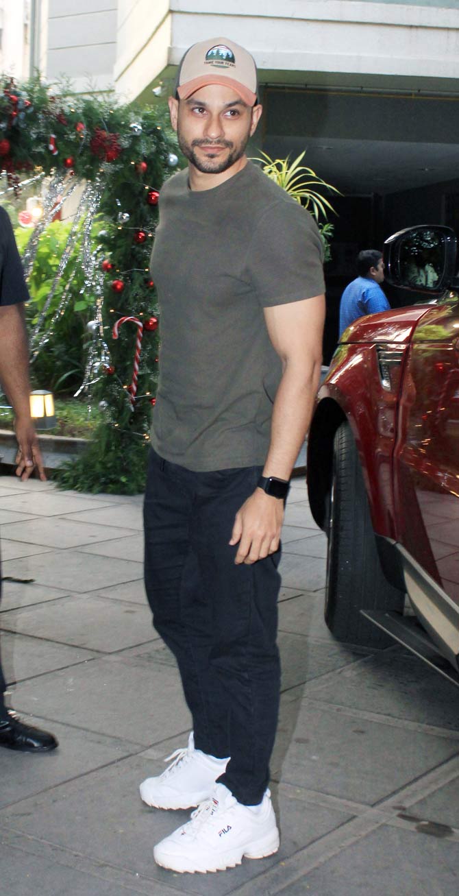 Uncle Kunal Kemmu was all smiles when snapped by the shutterbugs at the bash. The actor sported a basic round-neck tee, paired with black denim and white sneakers during the outing.