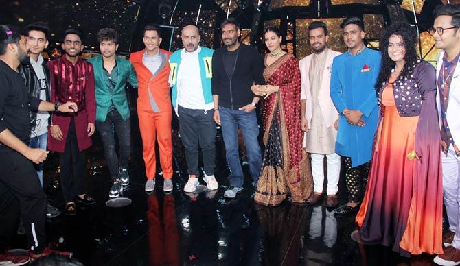 Kajol and actor-husband Ajay Devgn dropped on the sets of singing reality show Indian Idol 11 to promote their upcoming film Tanhaji: The Unsung Warrior. In picture: Judges Himesh Reshammiya, Vishal Dadlani, host Aditya Narayan, Ajay Devgn, Kajol and contestants of the show.