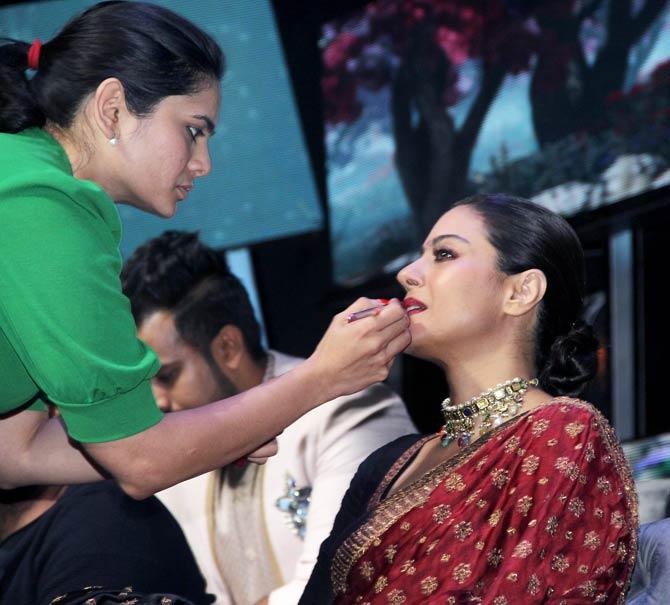 Kajol, who is essaying wife of Tanhaji, Savitribai Malusare, is shown as a strong character, who accompanies him in taking firm decisions.
In picture: Kajol clicked while getting ready for the shot!