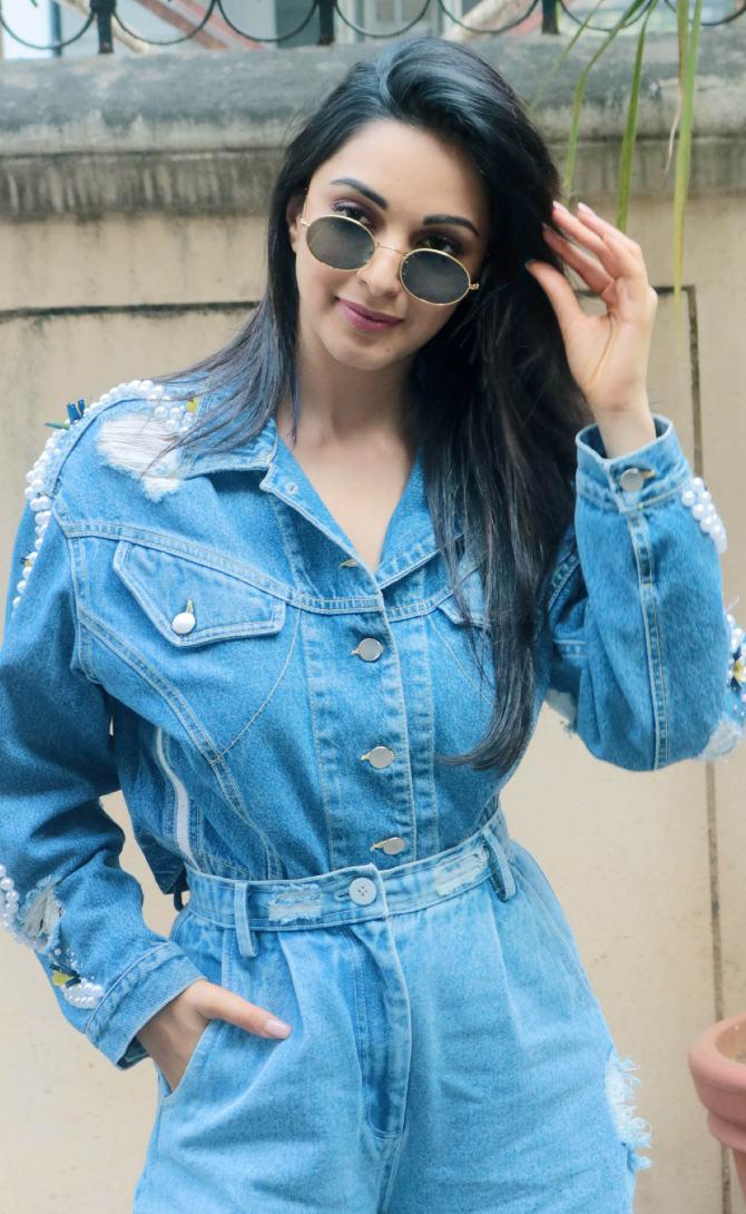 Good Newwz highlights the issue of surrogacy but with a tinge of humour. While Kareena and Akshay are shown as a rich couple from Delhi, Kiara and Diljit come from a more traditional Punjab backdrop, with the latter a die-hard fan of a popular Punjabi rapper.