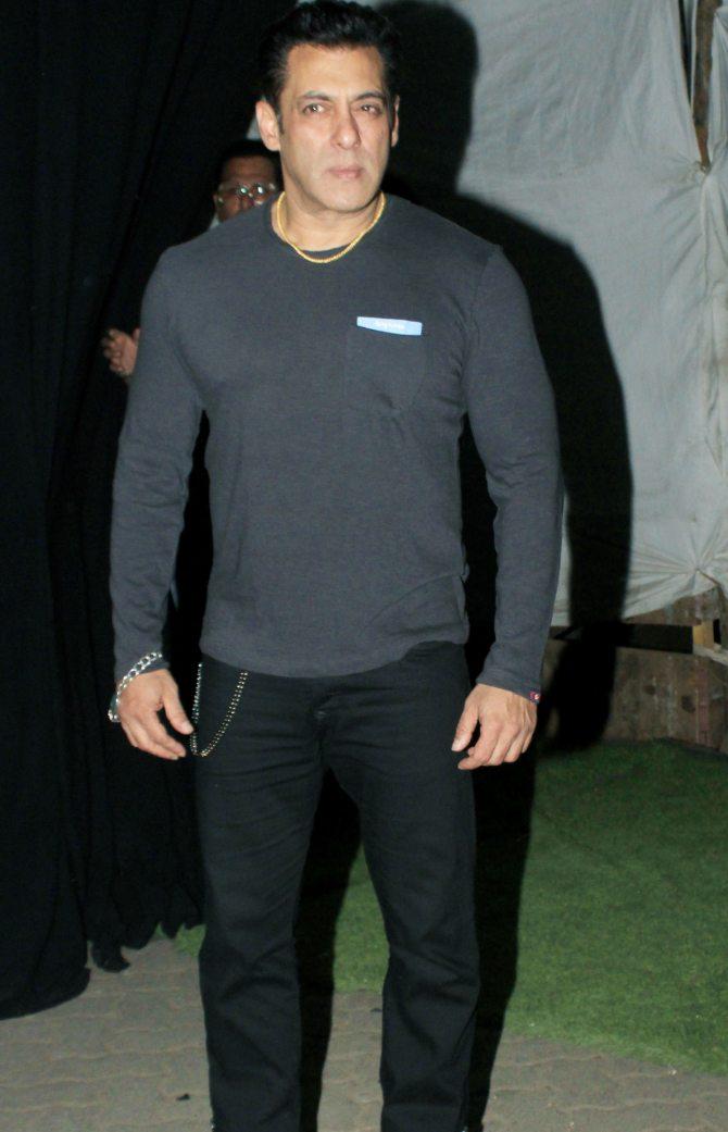 The duo impressed the fashion police with their casual attires. While Sonakshi sizzled in her maroon dress, while Salman kept it simple-yet-classy in grey t-shirt and black pants.