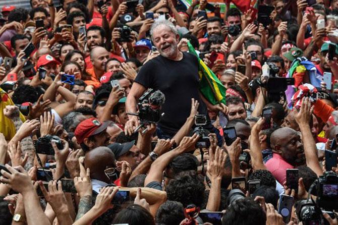 Brazilian former president (2003-2011) Luiz Inacio Lula da Silva is carried on the shoulders through the crowd of supporters during a gathering outside the metalworkers' union building in Sao Bernardo do Campo, in metropolitan Sao Paulo, Brazil, on November 9, 2019. Brazil's leftist icon Luiz Inacio Lula da Silva walked free from jail Friday after a year and a half behind bars for corruption following a court ruling that could release thousands of convicts.