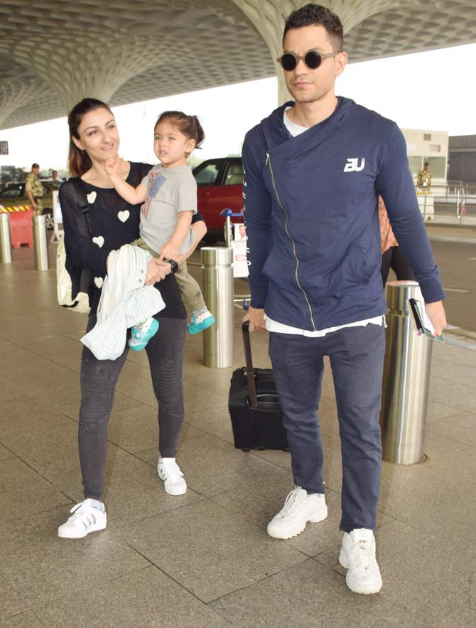 Kunal Kemmu sported a blue jacket, white tee and blue pants as he arrived at the airport with his family. The Kemmu family are off to Sydney.